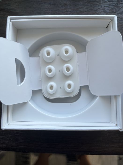 AirPods Pro (a 2-a generație) cu carcasă de încărcare MagSafe (USB-C).