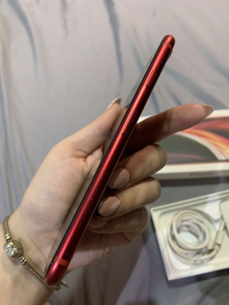 IPhone SE 2020 - червен 64 GB в отлично състояние