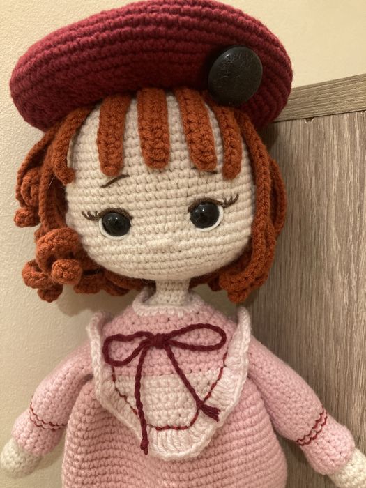 Плетена кукла с шапка