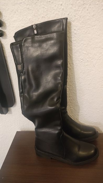 Дамски маратонки 36 номер по 10 лева Дамски ботуши 36 номер 25 лева