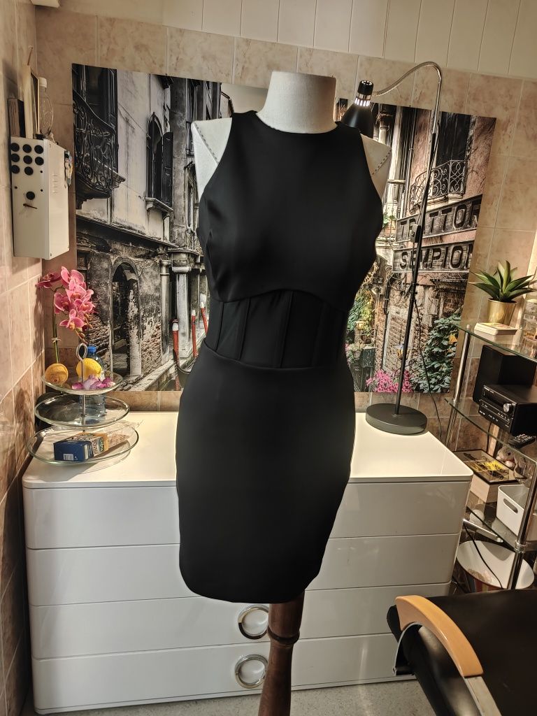 Оригинална рокля Guess - размер М