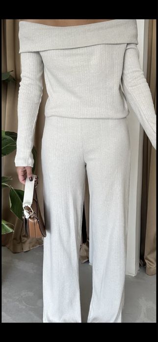 Set cu pantaloni evazati