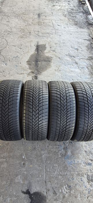 4 anvelope iarna Bridgestone 275/40/21.Pretul este pe bucata.