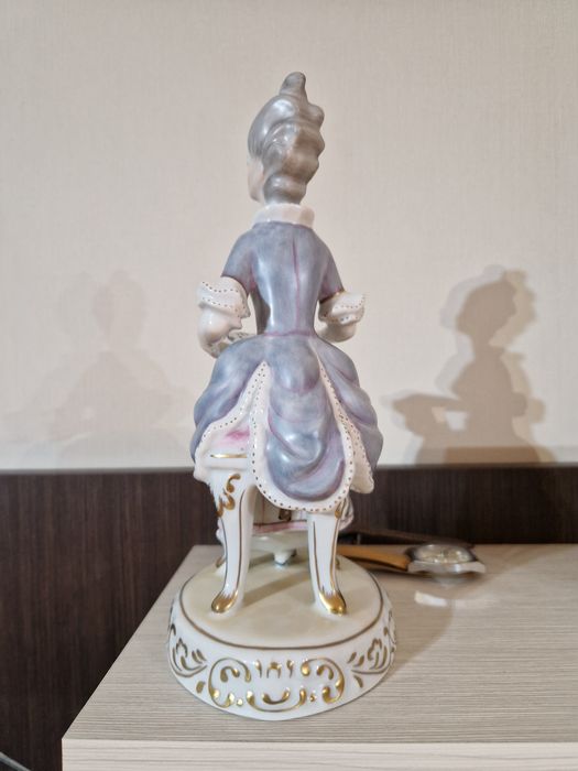 Прекрасна антикварна  унгарска порцеланова фигура Hollohaza