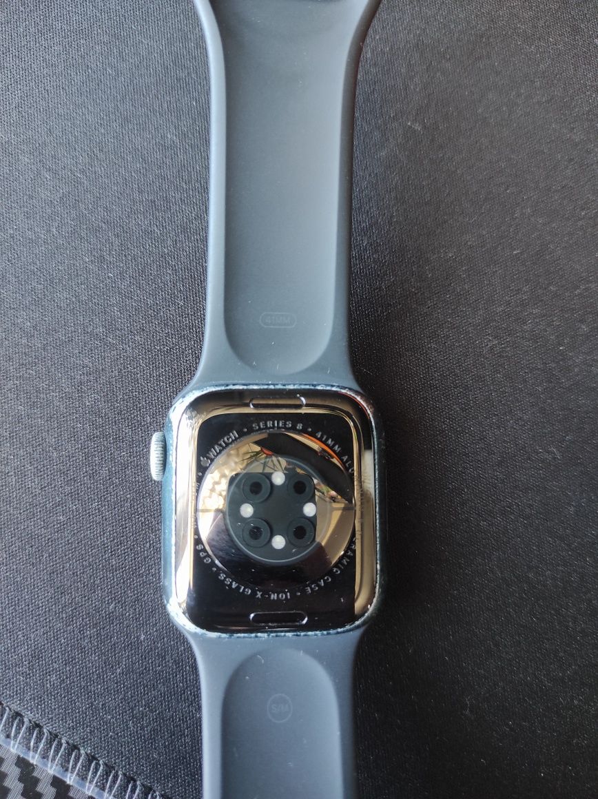 Apple watch 8  .