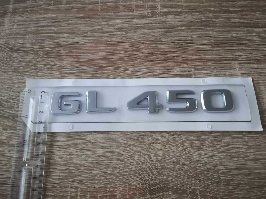 сребрист надпис Mercedes Benz GL 450