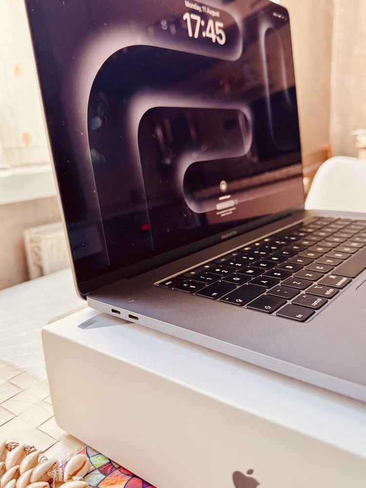 Macbook pro ‘16 2019 intel core I9, 1TB SSD, 16GB RAM