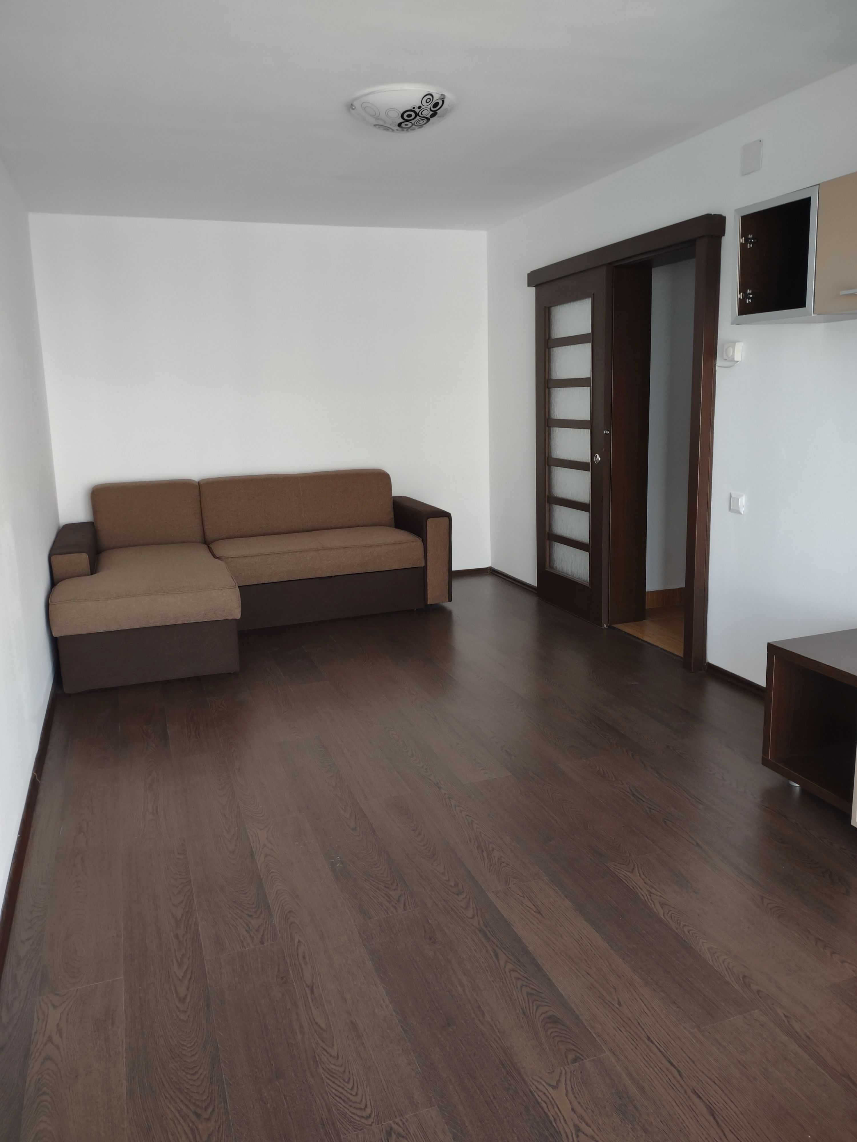 Proprietar inchiriez apartament 2 camere pe Bulevardul Revolutiei