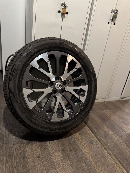 Продается диски R19 3 штук с резиной от Toyota