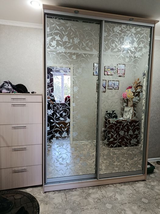 Продам шкаф зеркальный с обувницей