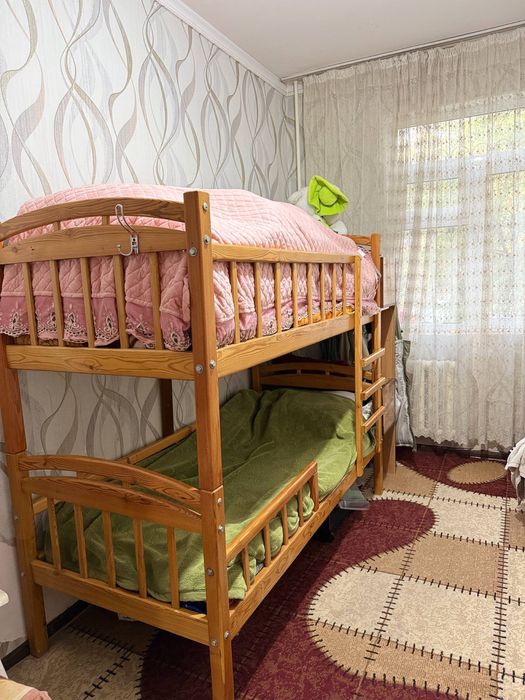 Двухярусный кровать и один маленький