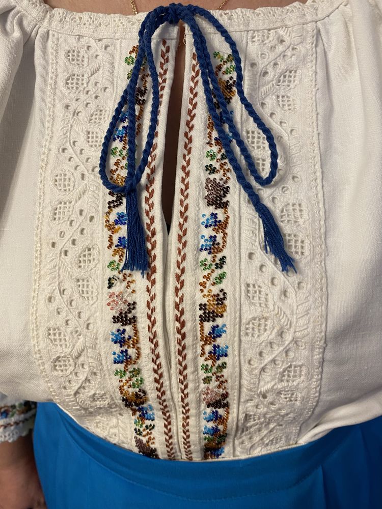 Costum popular cu margele