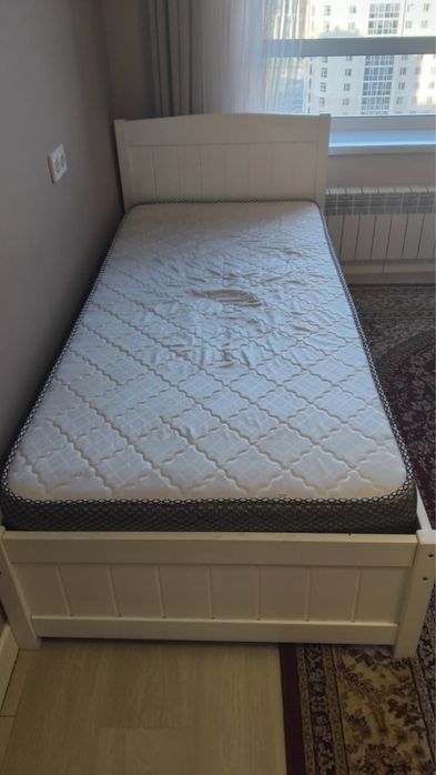 Кровать с матрасом