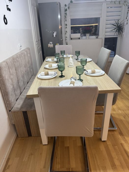 Masa si scaune de bucatari in state foarte buna.