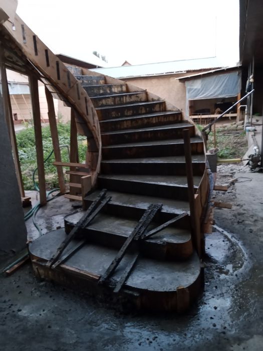 Лестница бетондан ва ёгочдан