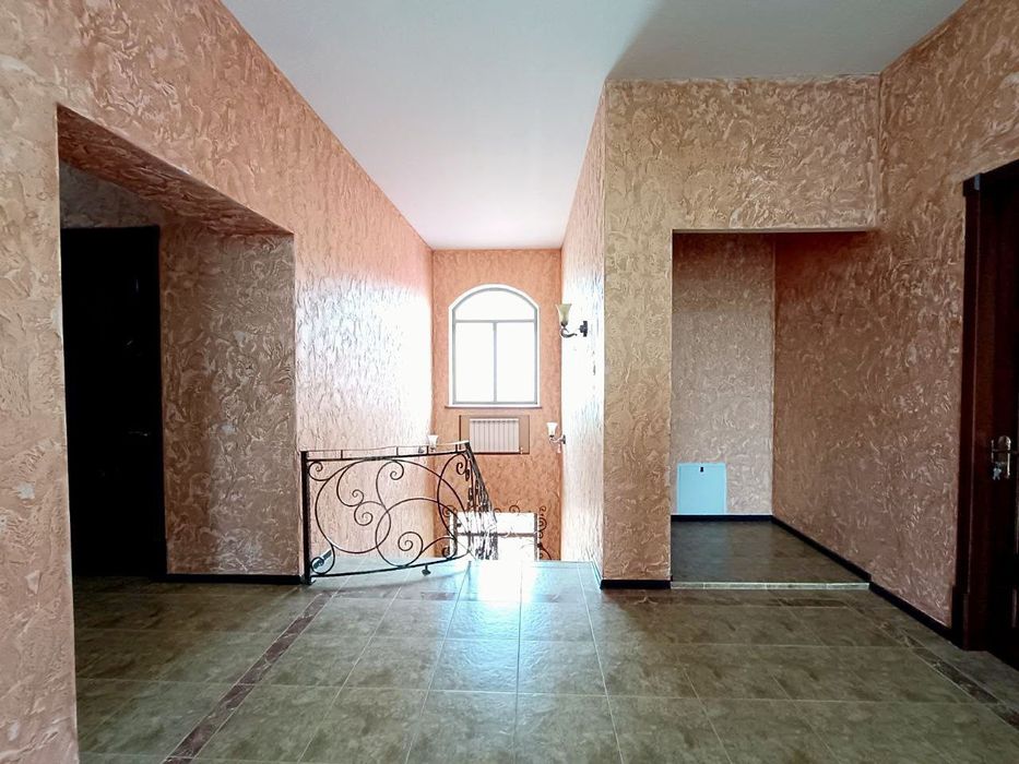 Продается дом  3 уровня . 588м2. 5 соток.Циалковская ул. Археологическ