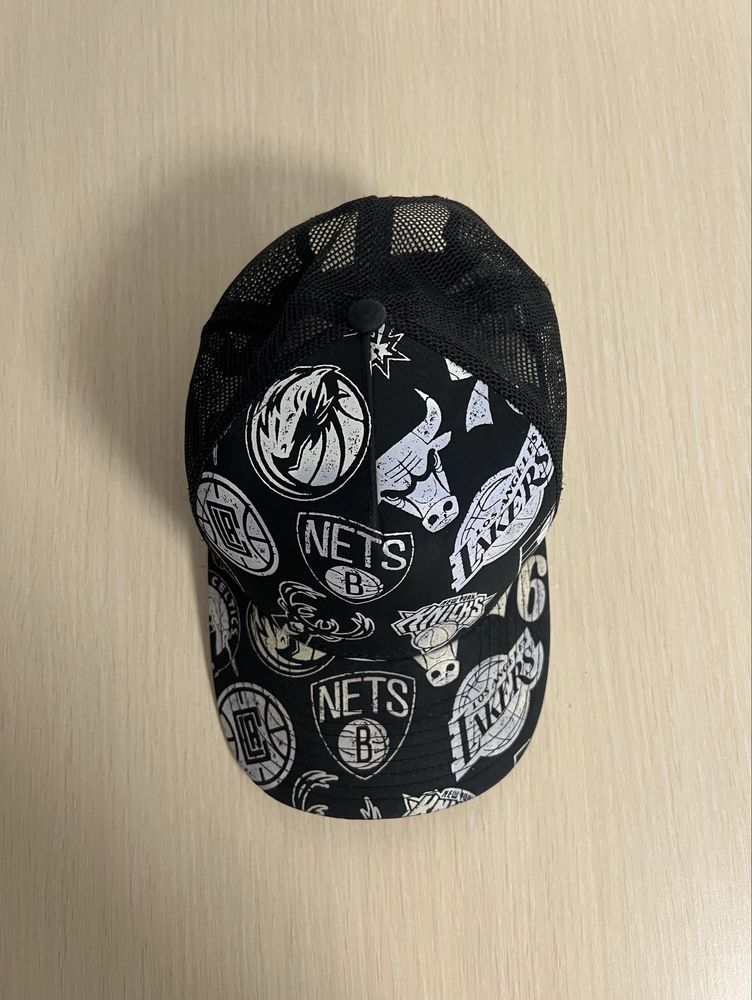 Șapcă New Era Trucker NBA AOP
