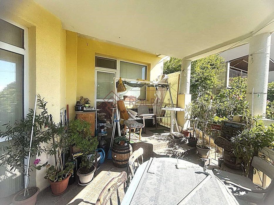 Продава се просторна триетажна къща с морска панорама и поддържана гр