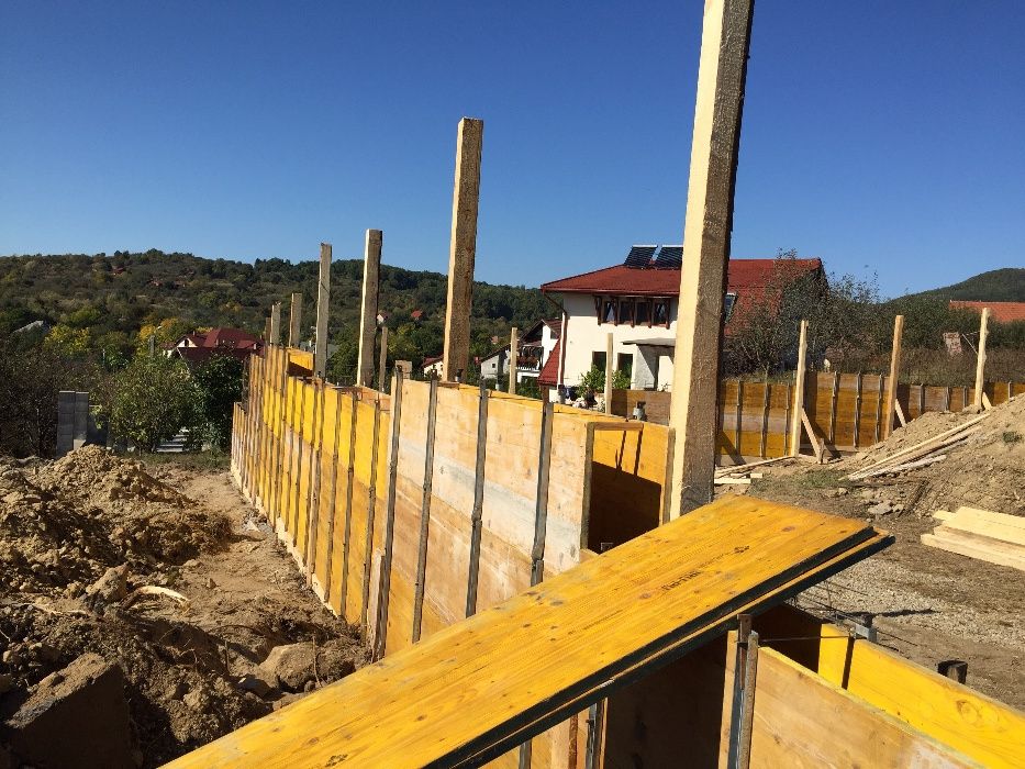 Case la rosu de la 75e/mp, garduri, zid sprijin,finisaje, etc.
