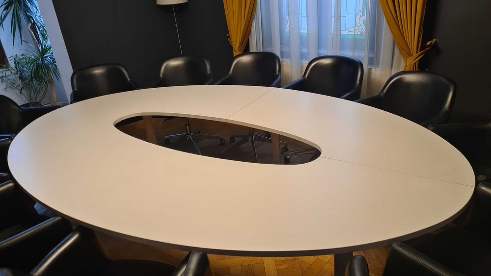 De vanzare masa ovala ideala pentru sala de sedinte.