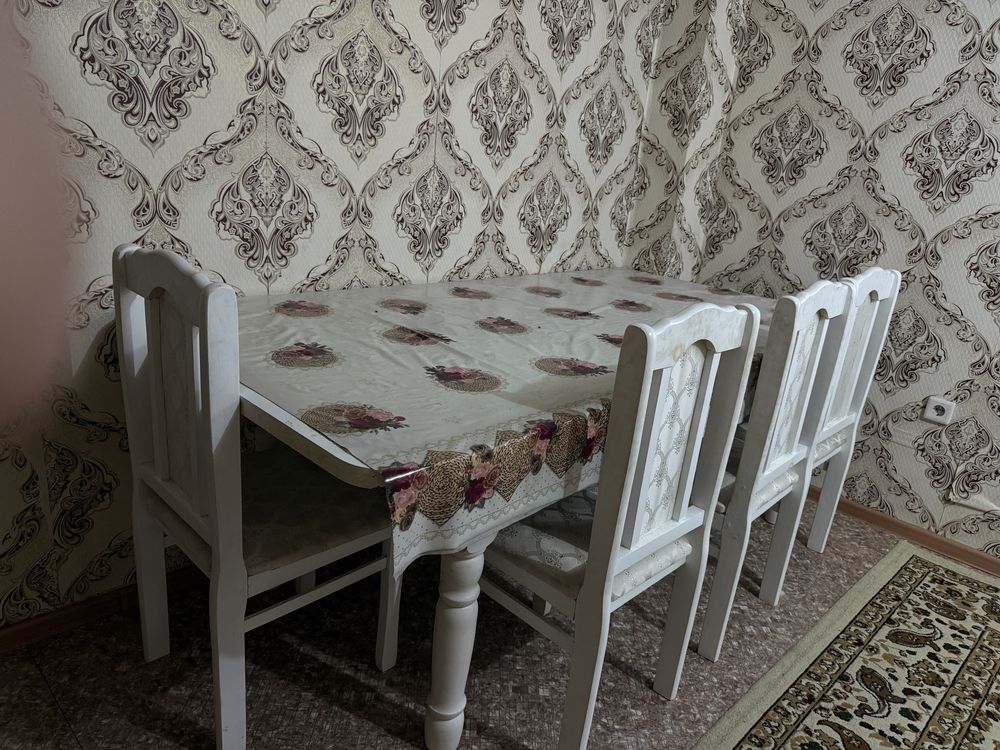 Стол и стулья в комплекте