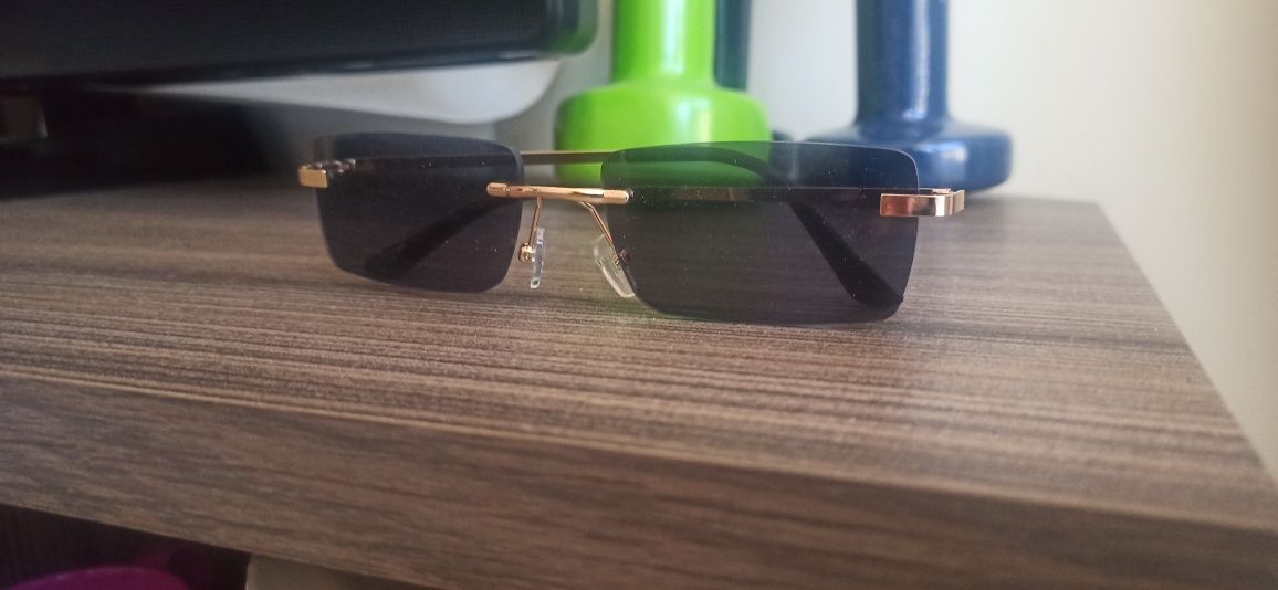 Чисто нови слънчеви очила