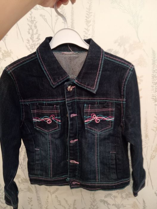 Продам джинсовую куртку на девочку