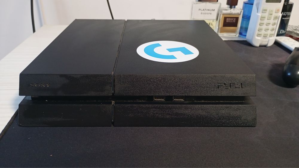 Плейстейшън 4  с пет игри и един контролер