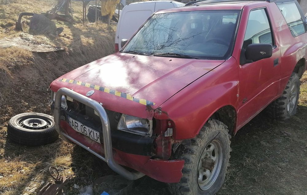 Vand/Dezmembrez Opel Frontera  2.0  benzina pentru camp