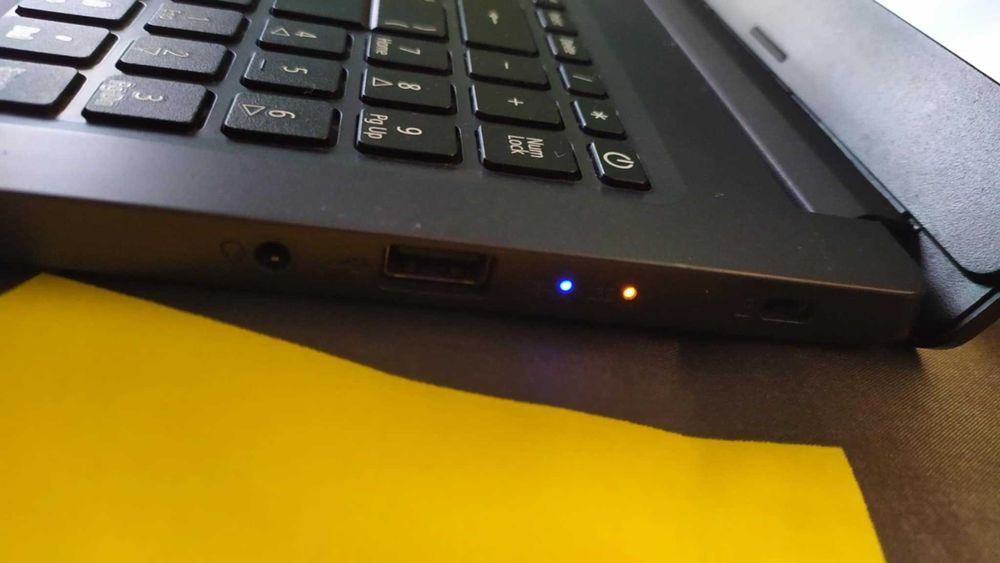 СУПЕР Тънък Лаптоп Acer