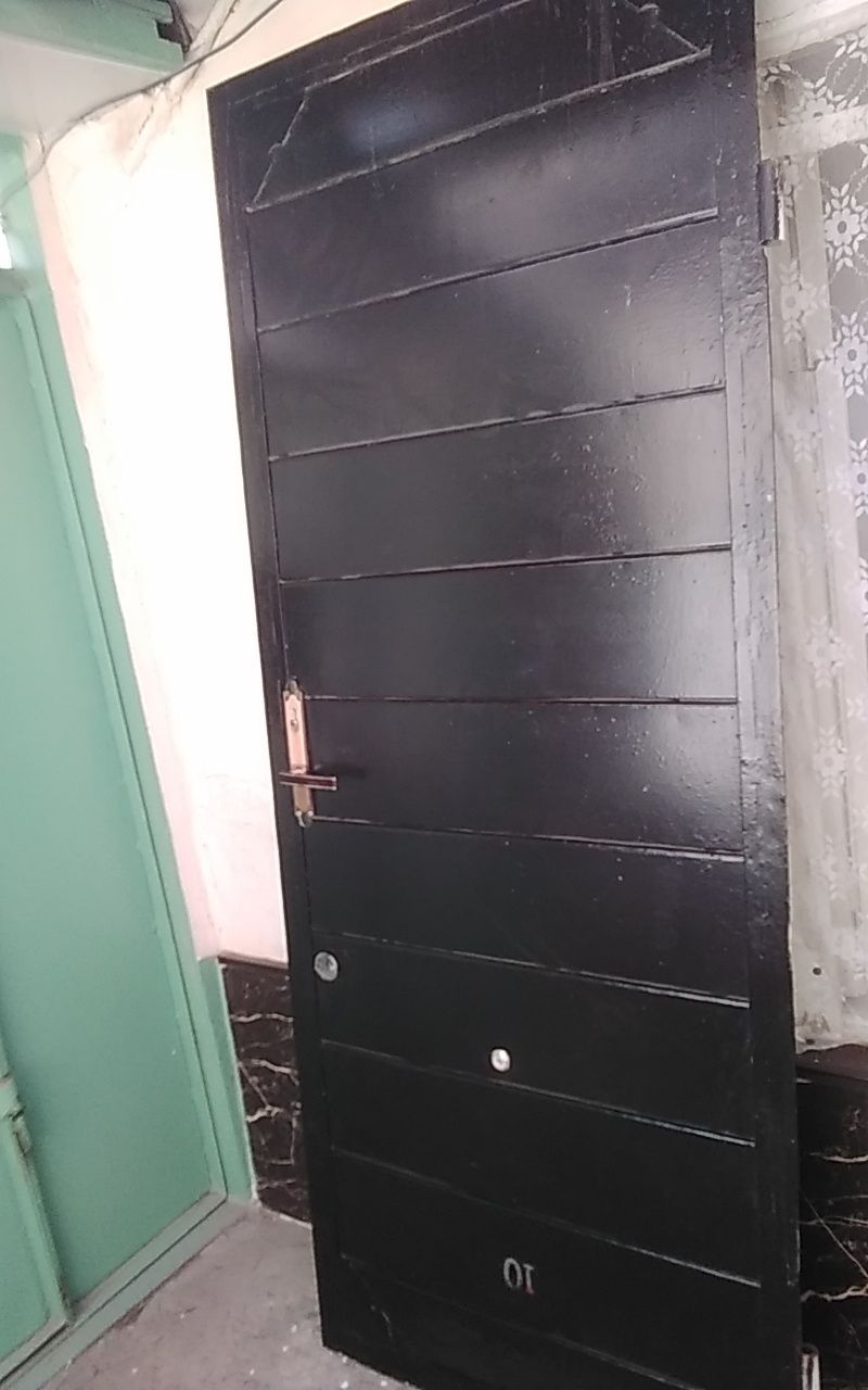 Продаем   двери  сталь  СССР, и дерево.