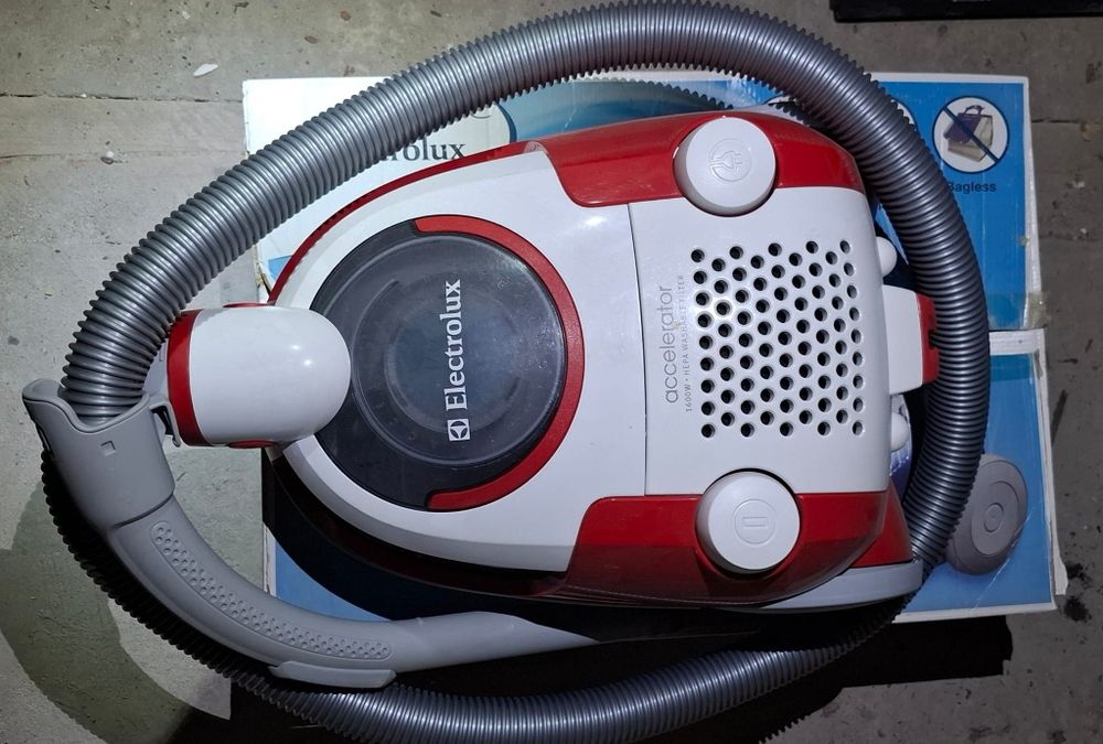 Aspirator Electrolux fără sac  puțin folosit