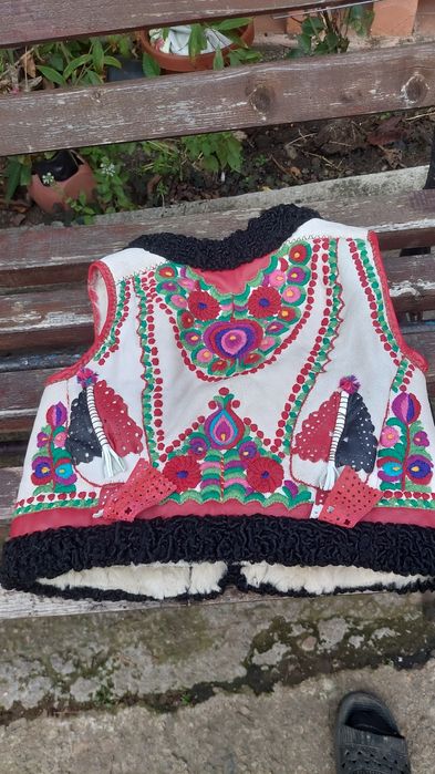 Vând cojoc tradițional de femei.