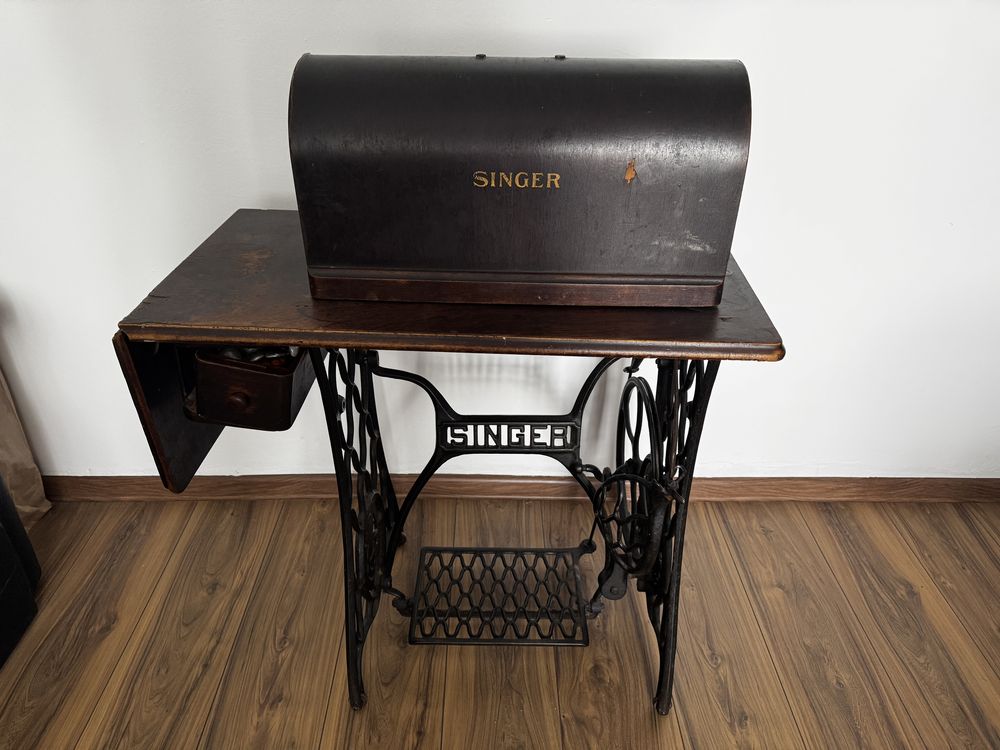 Maşină de cusut Singer originală 1925 - cu masă de lemn, stare bună