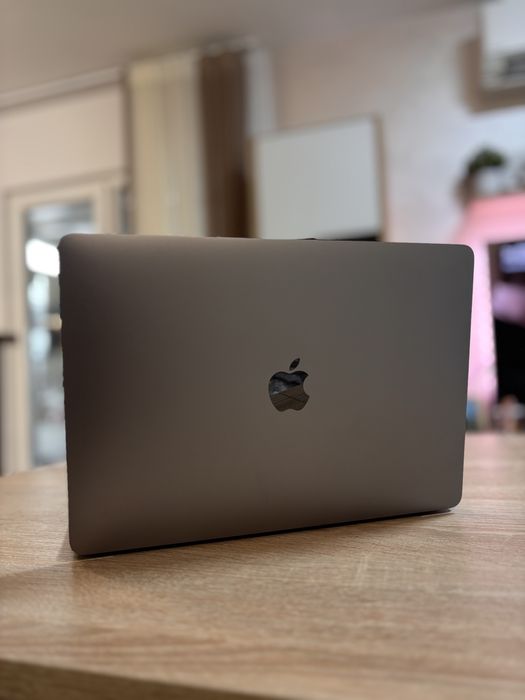 Macbook Air 13 8gb ram Перфектен, оригинално зарядно