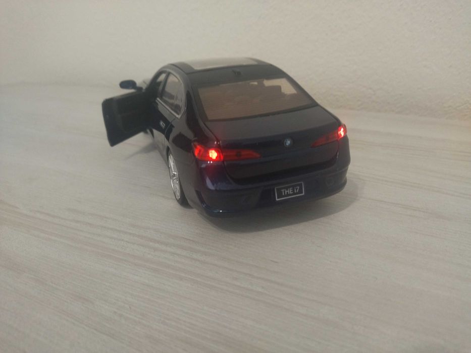Метална количка BMW i7 !!!