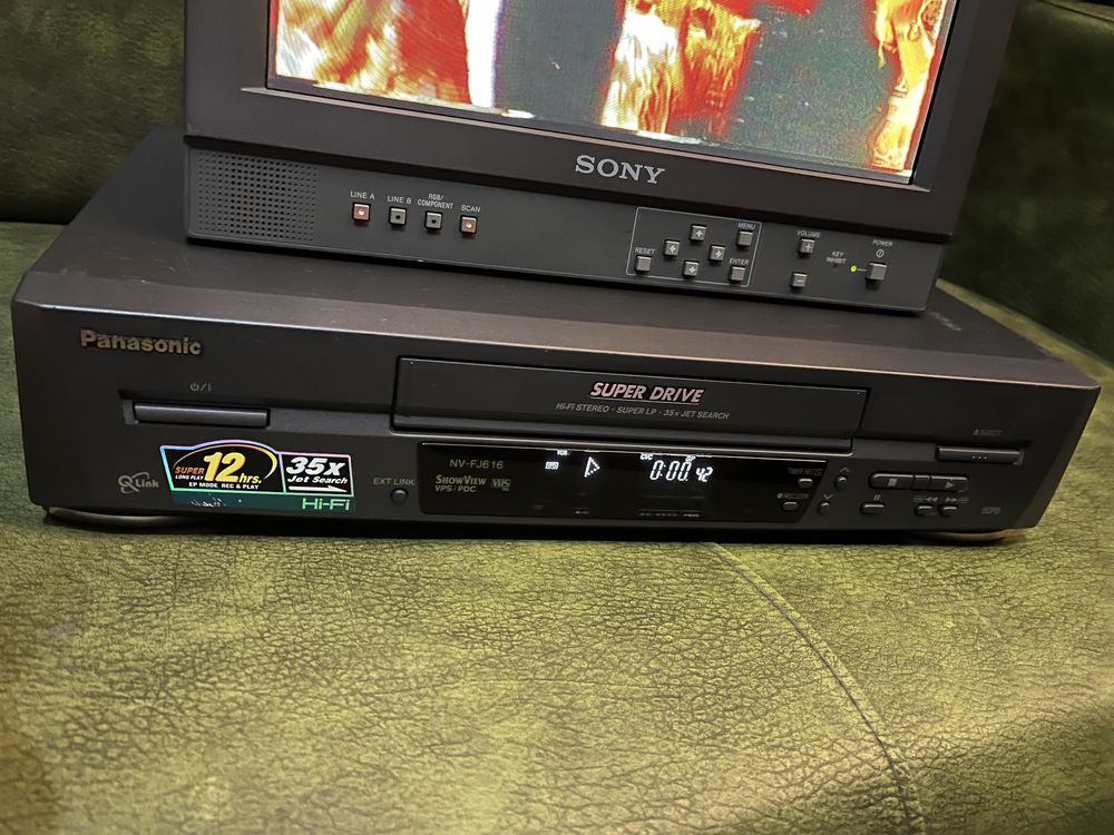 Videorecorder Panasonic seria NV FJ616 VHS / SVHS