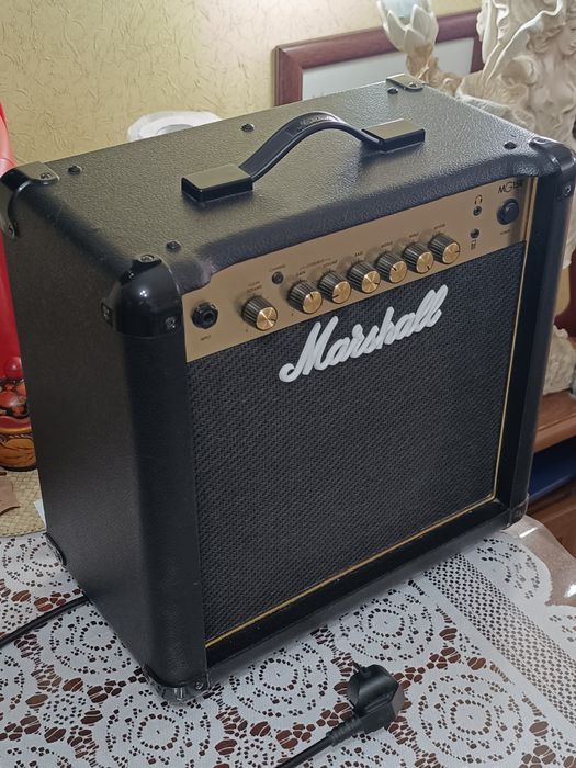 Комбоусилитель для электрогитары Marshall MG15R с овердрайвом и ревер