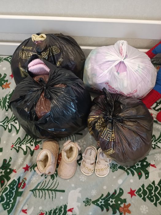 Продам 4 пакета вещей на девочку и уги с сандалиями