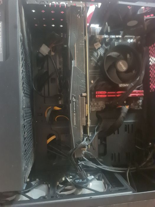 Vând calculator gaming cu Monitor gaming 144Hz include accesorii