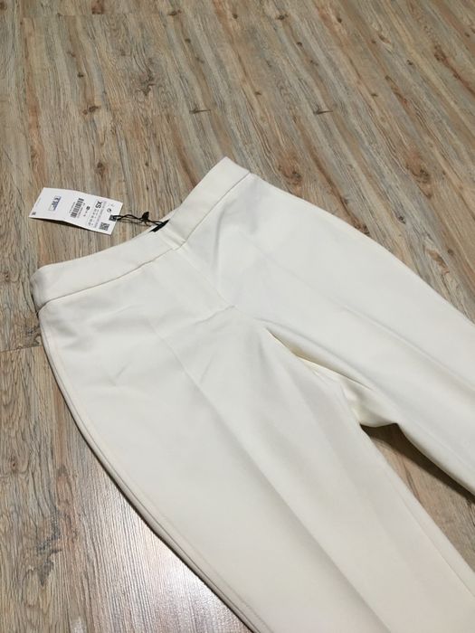 Pantaloni crem Zara usor evazati