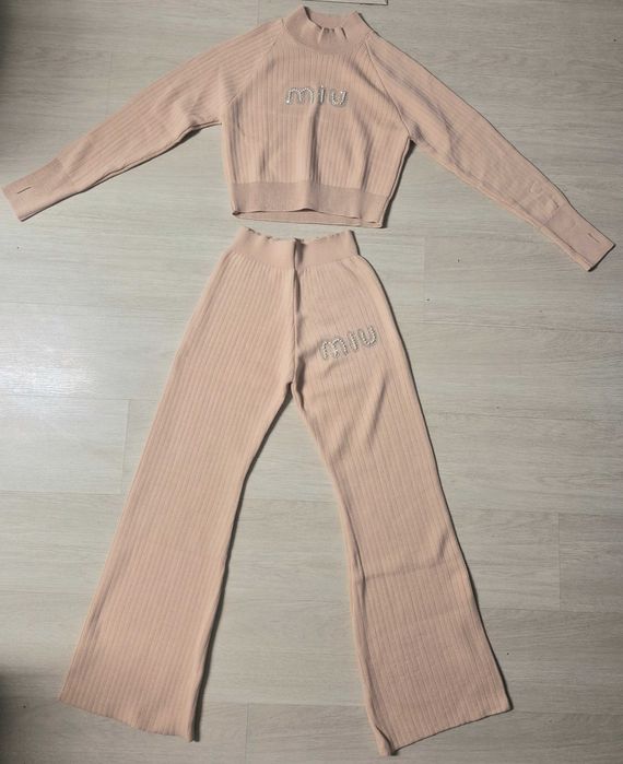 Compleu dama miu miu . Mărime universala.