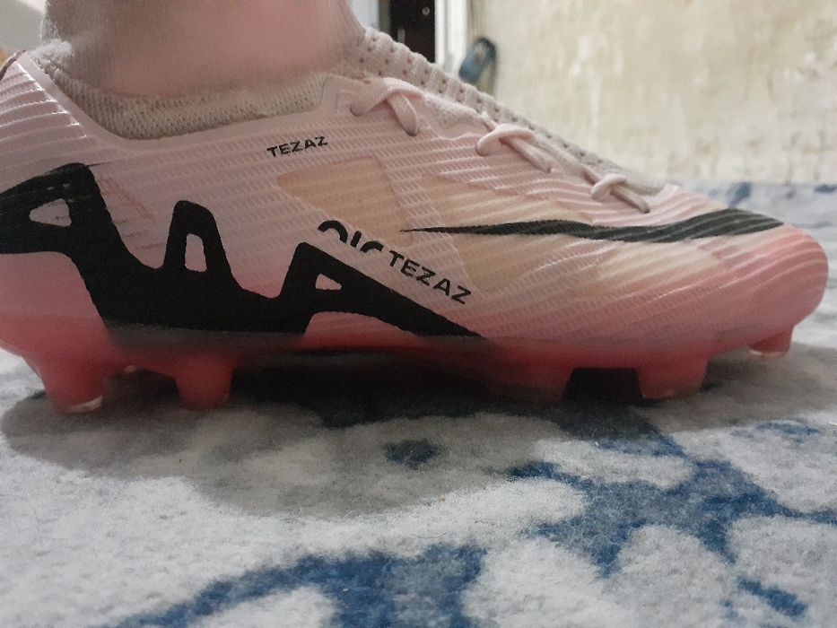 Nike butsi tezaz yaxshi  Navoiy shahri  kelishamiz tel qiling gaplasha