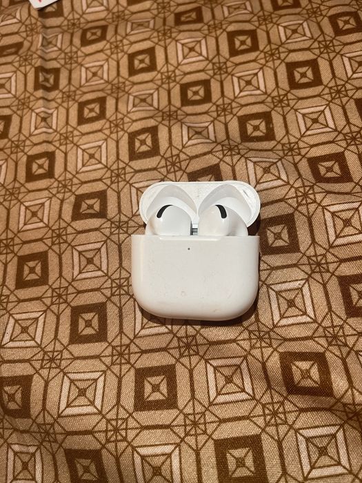 Vand casti AirPods 4