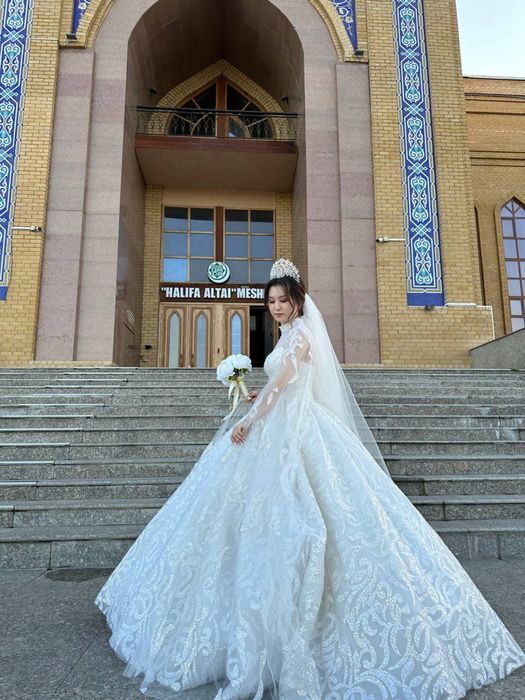 Короны, фата, кольцо семерка, платье