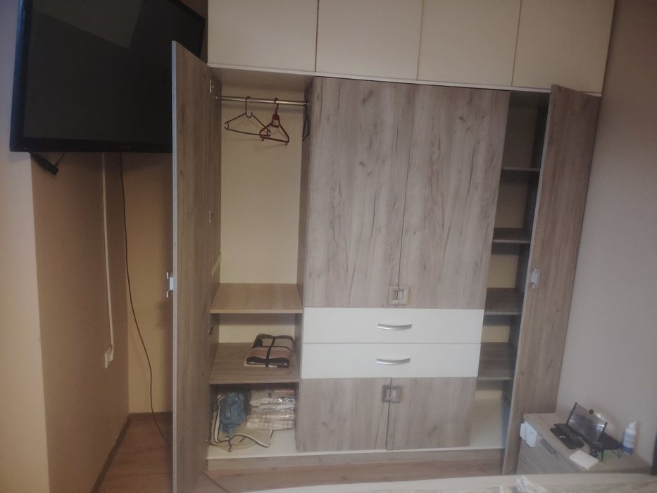 Четирикрилен гардероб с надстройка