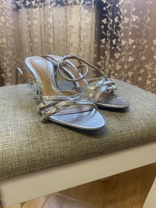 Sanda argintie!Marca Zara!