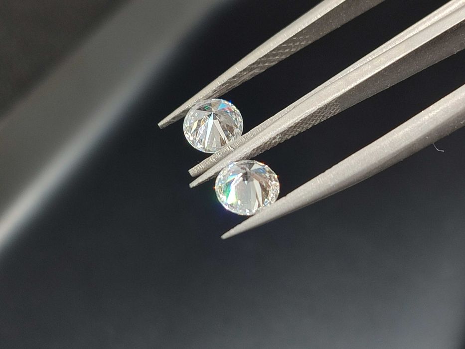 Два напълно безцветни Диаманта от по 0.65 карата