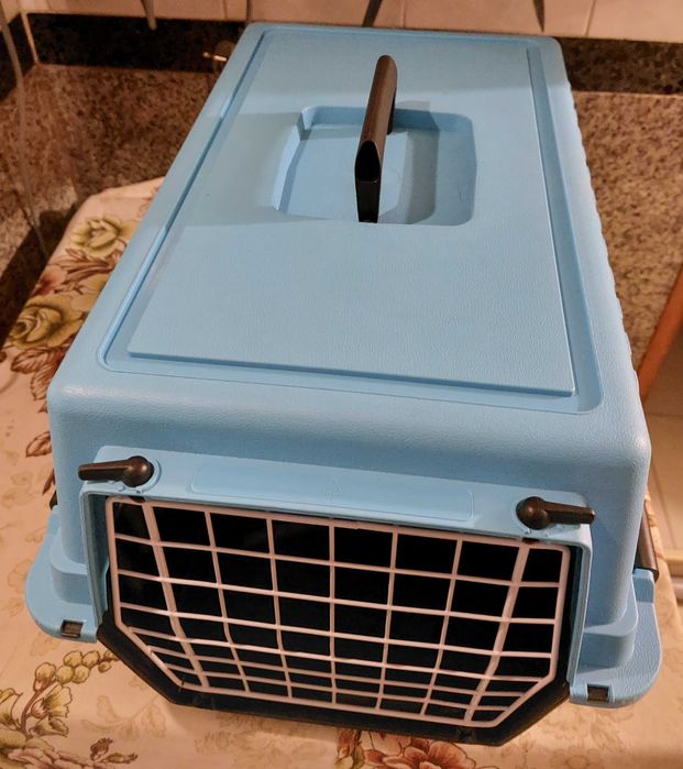 Переноска для кошки или собачки (маленькой), пластиковая