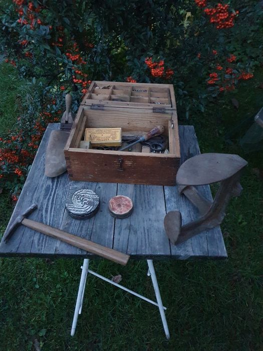 Dulap lemn curățat încălțăminte și lădițe cizmar